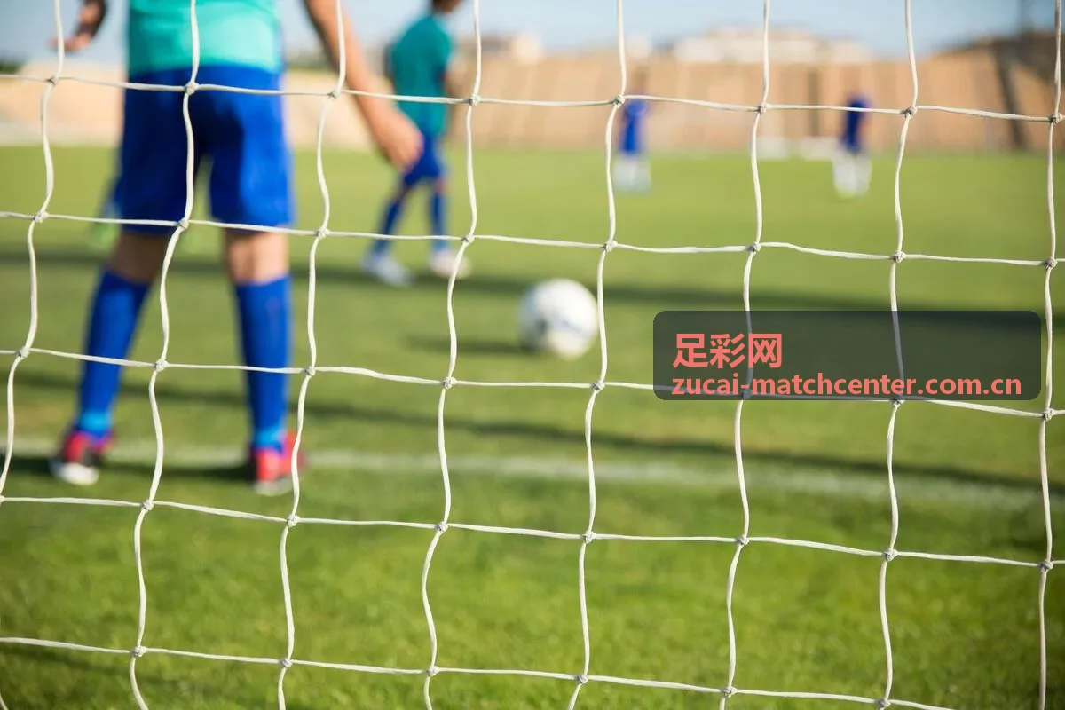 足彩网长期球队专题中的足球场比赛画面